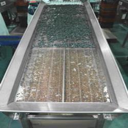 Cleaning and drying conveyor